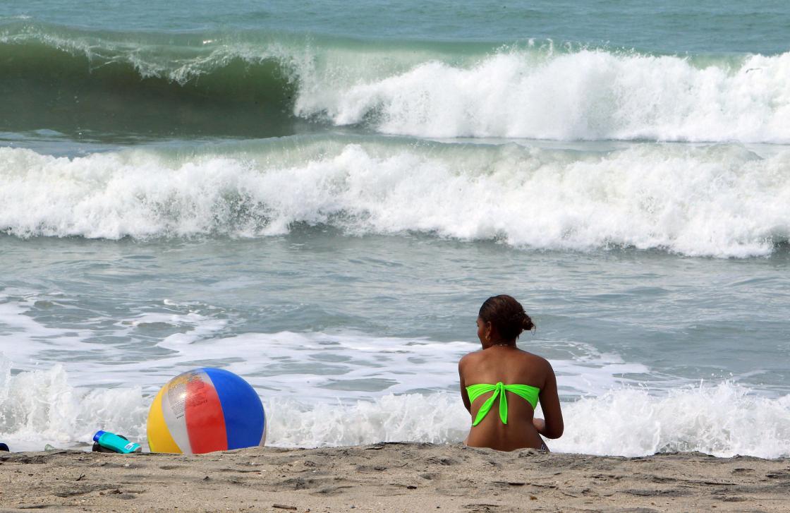 Una mujer disfruta de una playa este sábado, 23 de abril de 2016, en Palomino, departamento de La Guajira (Colombia). EFE/Mauricio Dueñas Castañeda ARCHIVO