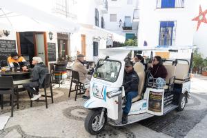 GRAFAND5602. FRIGILIANA (MÁLAGA), 18/12/2024.- Turistas en Frigiliana (Málaga) uno de los municipios del interior de la Costa del Sol en los que ha crecido el interés por realizar rutas turísticas que cuentan con el aliciente de la gastronomía y han impulsado la venta de productos artesanales y de proximidad. EFE/Daniel Pérez