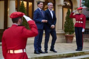 El Lehendakari Imanol Pradales (i) ha recibido esta tarde al Presidente de Canarias, Fernando Clavijo (d) para abordar el tema de inmigración bilateralmente antes de la reunión de Presidentes de mañana en Santander. EFE/ ADRIÁN RUIZ HIERRO