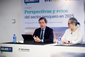 MADRID, 03/12/2024.- Javier Garat, presidente de Pesca España, que agrupa a las principales organizaciones pesqueras del país, durante su intervención en el encuentro "Perspectivas y retos del Sector Pesquero en 2025", este martes en la sede de la Agencia Efe, en Madrid. La entidad ha presentado una campaña con el eslogan "La pesca que sabe" para poner en valor la importancia del arrastre, coincidiendo con el estreno de la nueva Comisión Europea que da "esperanzas" a la flota en un cambio de rumbo de las políticas. Le acompaña, la directora de Economía de la Agencia EFE, Laura Cristóbal. EFE/David Fernández