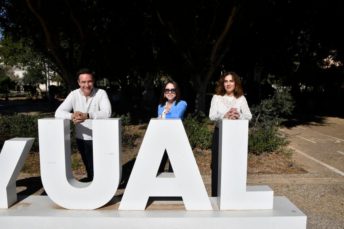 ALMERÍA, 2/12/2024.- El director de ‘Smart Campus’ de la UAL, José Domingo Álvarez (i); la directora de ‘Campus Saludable’, Lorena Gutiérrez (c), y la directora de ‘Campus Sostenible’, Laura Piedra, posan en el campus de la Universidad de Almería (UAL), que aspira a ser inteligente, sostenible y saludable. EFE/Carlos Barba