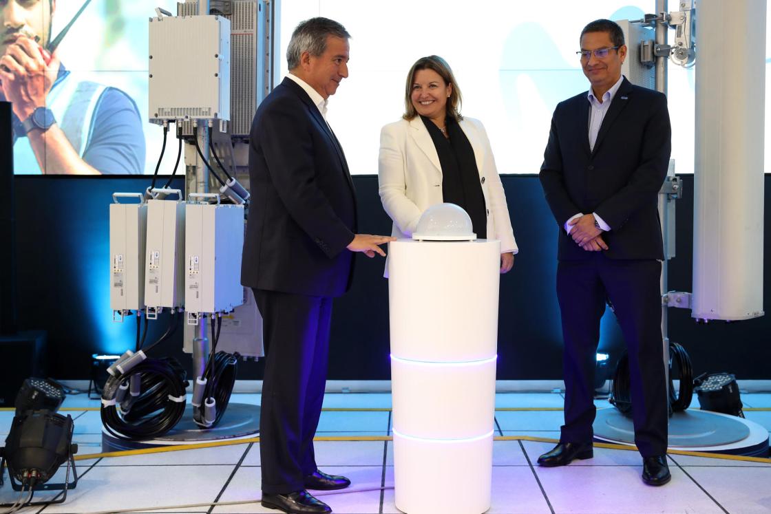 Fotografía del ministro de Transporte y Comunicaciones, Raúl Pérez Reyes (i), la directora de Telefónica en el Perú, Elena Maestre (c) y el director de Tecnología de Telefónica del Perú, Christian Livia posando durante la presentación de la Nueva Red Móvil Movistar, en Lima (Perú). EFE/ Paolo Aguilar