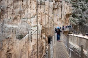 GRAFAND5488. ÁLORA (MÁLAGA), 13/12/2024.- Varias personas realizan el recorrido del Caminito del Rey, un sendero situado en el Paraje Natural Desfiladero de los Gaitanes que se suma a otras propuestas en la provincia, cómo el Camino del Desfiladero del Tajo, en Ronda, o la senda de El Saltillo, en Canillas de Aceituno. EFE/Daniel Pérez