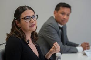 La socia fundadora de la consultoría Alquimia Urbana, Sandra Valenzuela y el investigador de la Escuela Superior de Turismo del Instituto Politécnico Nacional (IPN), José Alberto Reyes Ramírez, participan en una mesa redonda para hablar sobre el estudio Estancia Turística Eventual y Plataformas Digitales de Hospedaje en la CDMX, en Ciudad de México (México). EFE/Isaac Esquivel