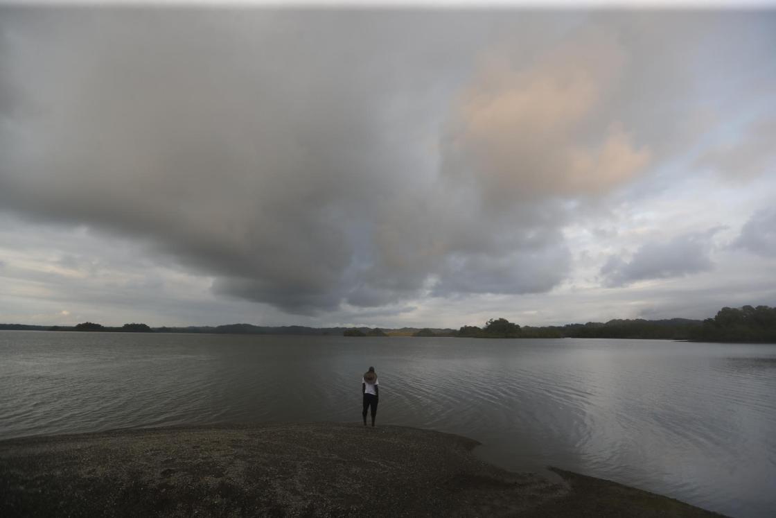 Fotografía de un hombre observando el mar en la vereda La Plata, en Bahía Málaga (Colombia). EFE/ Ernesto Guzmán Jr.