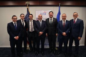 Fotografía cedida por Banco Ficohsa que muestra directivos de varias compañías durante un evento. EFE/Banco Ficohsa /SOLO USO EDITORIAL NO VENTAS /SOLO DISPONIBLE PARA ILUSTRAR LA NOTICIA QUE ACOMPAÑA /CRÉDITO OBLIGATORIO