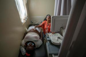Fotografía de Yolanda Michell durante un control rutinario de embarazo en el Hospital Rosa Duarte en la provincia de Elías Piña (República Dominicana). EFE/ Pedro Bazil