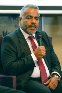 El director de servicios eléctricos Applus Region Caribe Juan Carlos Verdecia, habla durante el foro 'Acceso a la energía en Panamá a través de las empresas españolas. Microrredes' en Ciudad de Panamá (Panamá). EFE/Bienvenido Velasco