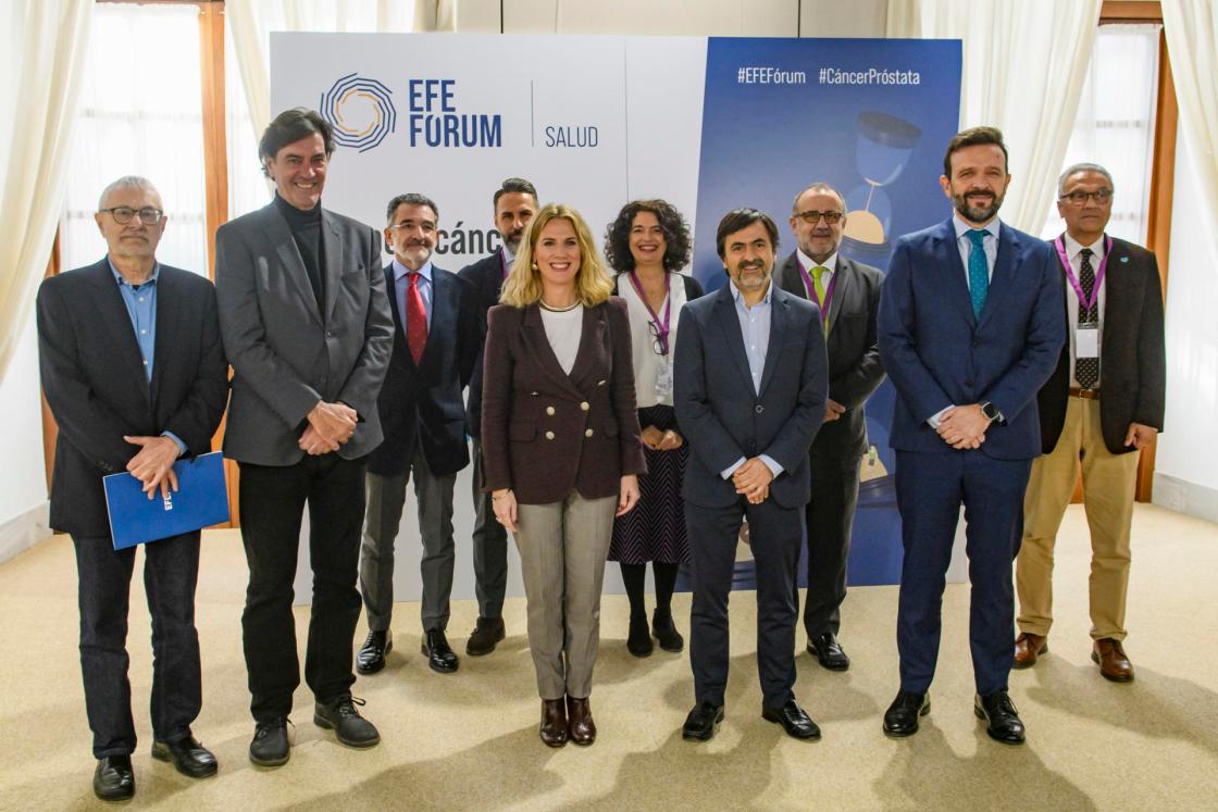 SEVILLA. 10/12/2024. - El director de EFE Salud, Javier Tovar (i); el delegado de la agencia en Andalucía, Manuel Rus (2i); la vicepresidenta primera del Parlamento Andaluz, Ana Mestre (c); el director de Estrategia contra el Cáncer, David Vicente Baz (2d) y el director de Relaciones Institucionales de Johnson & Johnson, Pedro Martínez, junto a otros intervinieres, en la fotografía de familia de la jornada de EFE Fórum "Tiempo y cáncer de próstata en Andalucía: por un diagnóstico precoz"; un encuentro informativo en el que expertos y autoridades públicas de la salud abordarán la importancia de adelantarse en el diagnóstico del cáncer de próstata y de garantizar una buena calidad de vida para los pacientes y sus familiares. . EFE/ Raúl Caro.