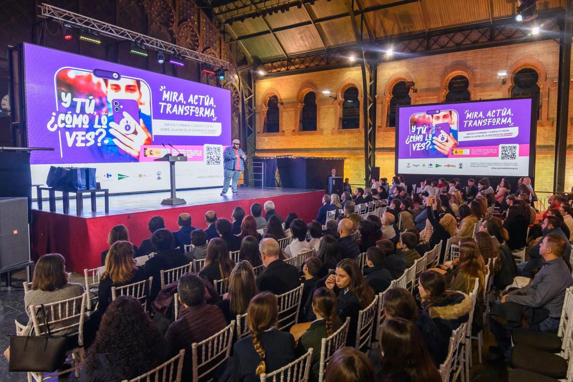 SEVILLA. 17/12/2024. - Un momento de la gala de entrega de los premios 'Y tú, ¿cómo lo ves?´ que se ha celebrado hoy martes en Sevilla, en los que alumnado de Secundaria han presentado vídeos en formato vertical realizados con un teléfono móvil, con una duración máxima de un minuto sobre la lucha contra la violencia de género y la igualdad entre mujeres y hombres, organizado por la Subdelegación del Gobierno en Sevilla. EFE/ Raúl Caro.