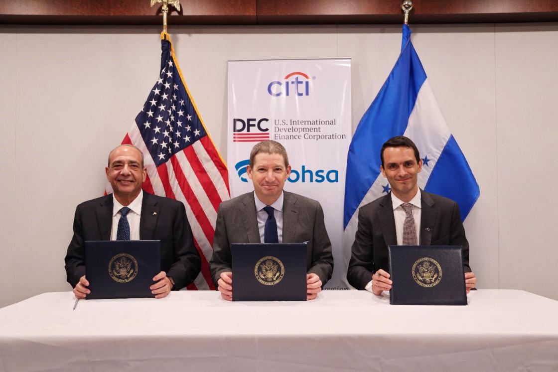 Fotografía cedida por Banco Ficohsa que muestra de izquierda a derecha, al presidente de Ficohsa Camilo Atala, el CEO de DFC Scott Nathan y el CEO de Citi Honduras Alejandro Gomez.EFE/Banco Ficohsa /SOLO USO EDITORIAL NO VENTAS /SOLO DISPONIBLE PARA ILUSTRAR LA NOTICIA QUE ACOMPAÑA /CRÉDITO OBLIGATORIO