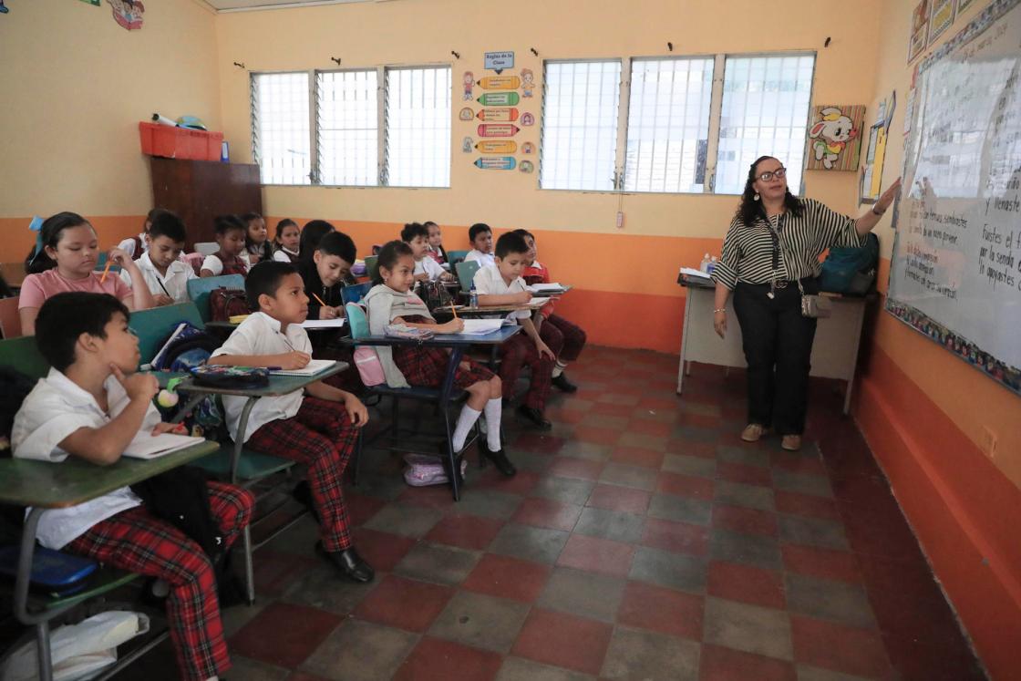 Fotografía de archivo de estudiantes de la escuela Esteban Mendoza durante una clase, en Tegucigalpa (Honduras). EFE/Gustavo Amador ARCHIVO