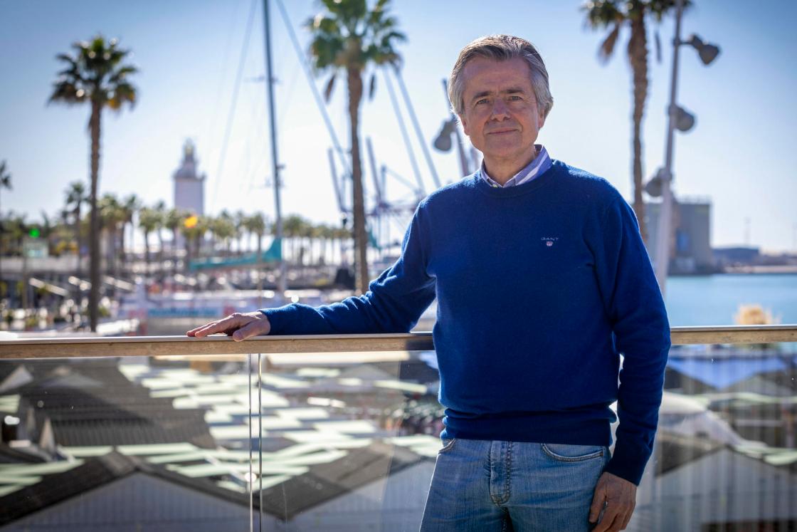 MÁLAGA, 18/12/2024.- Elisardo Sánchez, presidente de la naviera boutique malagueña Alma Cruceros, posa en la terminal del palmeral del Puerto de Málaga. Alma Cruceros potencia su expansión internacional de cara a su gran estreno en abril de 2025 y ya ha abierto mercado en todos los países latinoamericanos, así como en Estados Unidos, con acuerdos comerciales con numerosos touroperadores, operadores del sector y agencias minoristas. EFE/Álvaro Cabrera