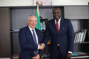 DAKAR, 04/12/2024.-El director general de Relaciones con África del Gobierno canario, Luis Padilla, y el secretario de Estado de los Senegaleses del Exterior, Amadou Chérif Diouf, tras reunirse este miércoles en la sede de la Secretaría de Senegaleses en el Exterior en Dakar.- EFE/Eduardo S. Molano