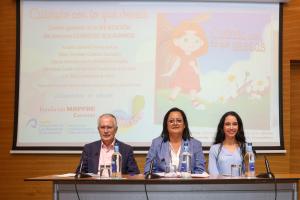 GRAFCAN9464. LAS PALMAS DE GRAN CANARIA, 18/12/2024.- La colección Cuentos Solidarios suma su decimotercer título, 'Cuidado con lo que deseas', que reflexiona sobre la infancia y la gestión de las tecnologías y cuya recaudación irá destinada a la Asociación Canaria Sociosanitaria Te Acompañamos. Ariadna Santana Fiérrez, autora del cuento ganador del concurso 'Cuentos Solidarios', un proyecto sociocultural promovido por la Fundación Mapfre Canarias, ha explicado en rueda de prensa que el libro narra la historia de Athenea, una niña de diez años que desea recibir por su cumpleaños su primer teléfono móvil, como el que ya tiene el resto de los compañeros de clase, porque considera que ya es una niña mayor.En la imagen, la directora de la Fundación Mapfre Guanarteme. Esther Martel (c); la autora del cuento Ariadna Santana (d), y el director del Servicio de Publicaciones y Difusión Científica de la Universidad de Las Palmas de Gran Canaria (ULPGC) Antonio María Martín (i), durante la presentación del cuento. EFE/ Elvira Urquijo A.