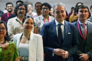 SANTIAGO DE CHILE, 04/12/2024.- La ministra de las Culturas, las Artes y el Patrimonio de Chile, Carolina Arredondo (2i), y el viceconsejero de Cultura de Euskadi, Andoni Iturbe (2d), posan para una foto de grupo durante su participación en el foro 'Participación y valor público en cultura' en Santiago de Chile. EFE/ Elvis González