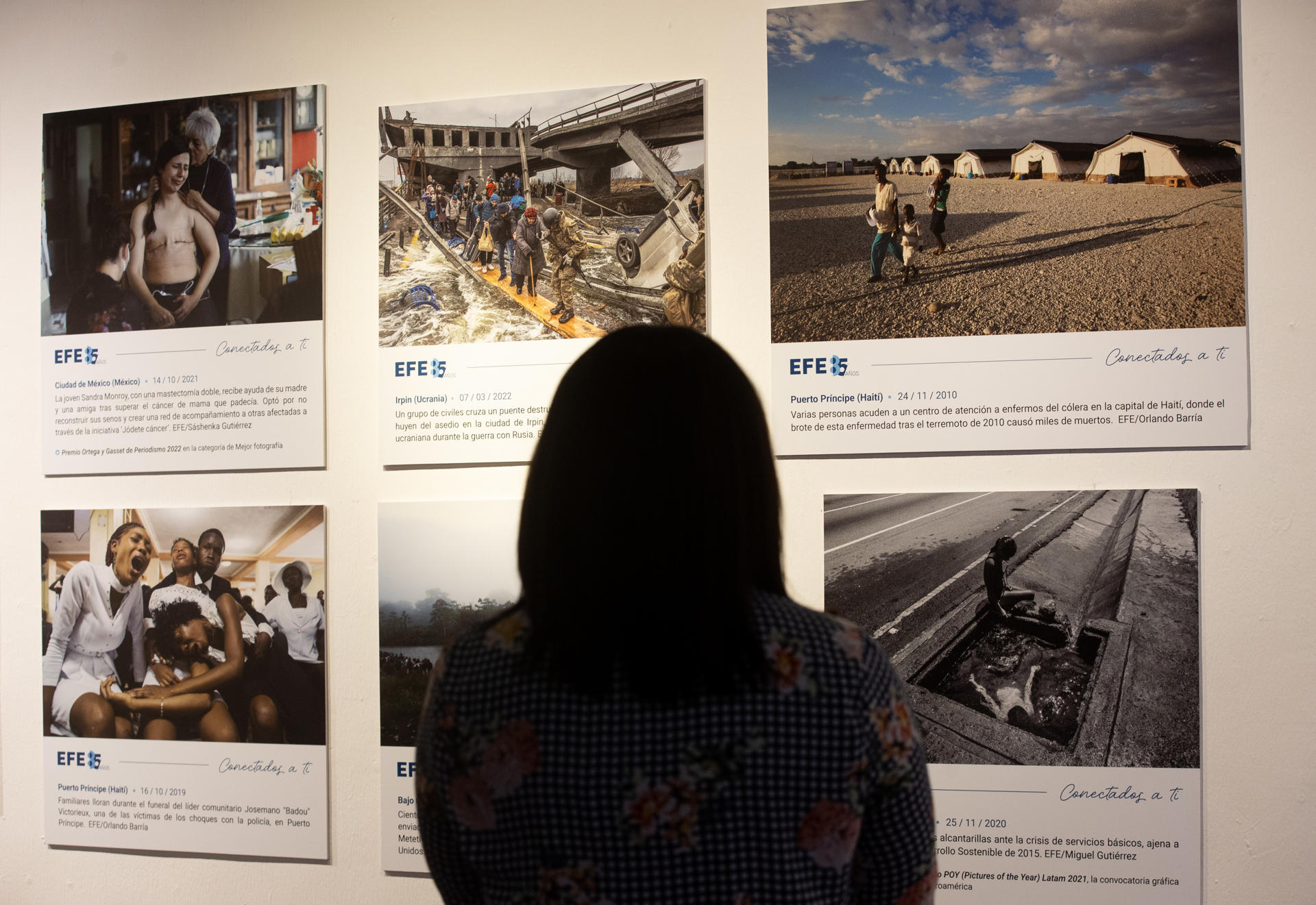 Una persona observa la exposición fotográfica con la que la Agencia EFE celebra los 85 años de su creación, en al Museo de las Casas Reales en Santo Domingo (República Dominicana). EFE/ Orlando Barría
