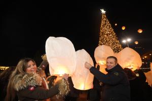 En la foto: El alcalde de Almeida (Portugal), António Machado (d), y la alcaldesa de Fuentes de Oñoro (Salamanca, España), Laura Vicente, en el Mercado Hispanolusa inaugurado hoy./ Carlos García