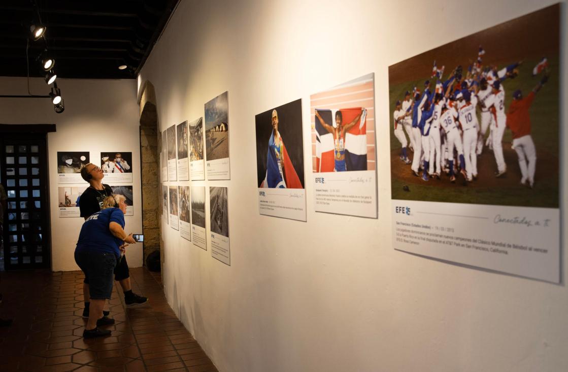 Personas observan la exposición fotográfica con la que la Agencia EFE celebra los 85 años de su creación, en al Museo de las Casas Reales en Santo Domingo (República Dominicana). EFE/ Orlando Barría 