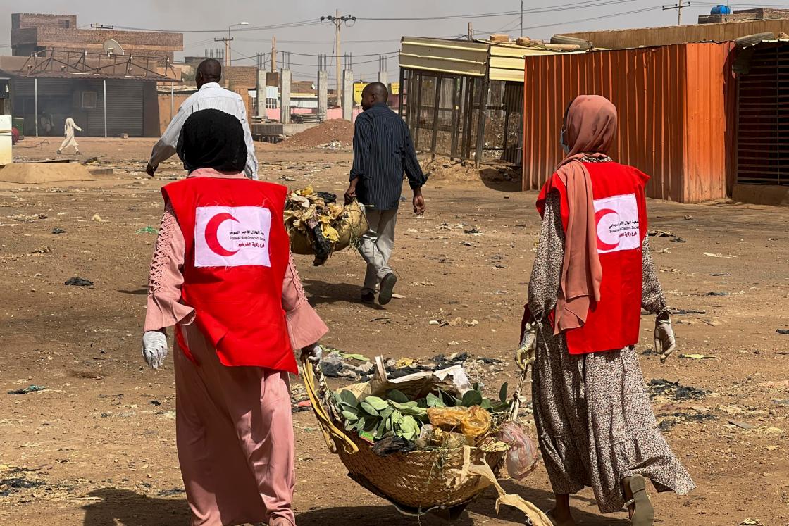 En la imagen, campañas de limpieza. EFE/ Cruz Roja