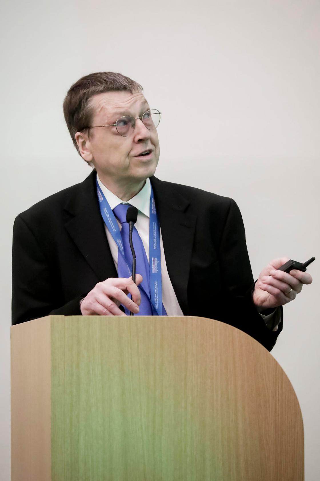 El economista del Banco Mundial, Klaus Deininger, habla durante una conferencia en San José (Costa Rica). EFE/ Jeffrey Arguedas 