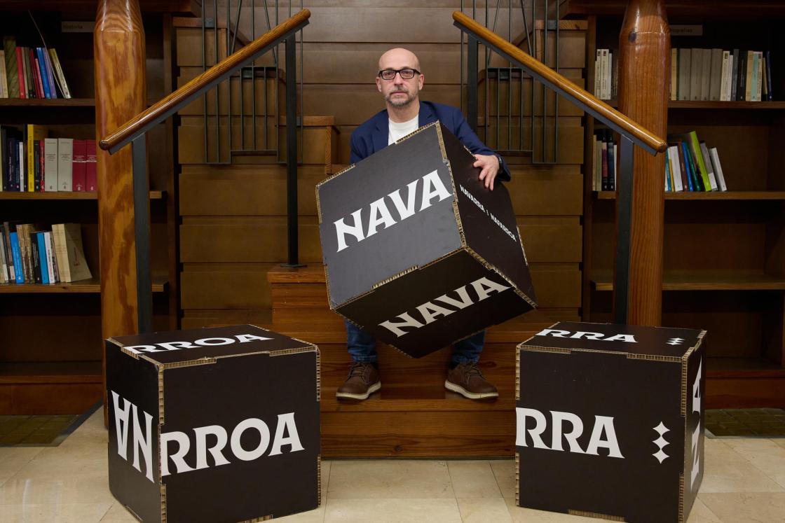 El director gerente de la Oficina de Análisis y Prospección, Txerra García de Eulate, analiza las conclusiones del Indicador Multidimensional de Calidad de Vida (IMCV) del Instituto Nacional de Estadística (INE). EFE/Iñaki Porto