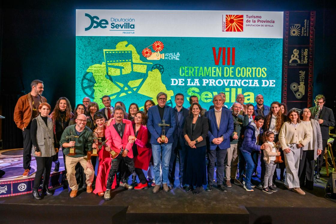 SEVILLA, 11/12/2024.- Fotografía de familia con los premiados en la gala final del 'Certamen de Cortos de la Provincia de Sevilla', que convoca la Diputación a través de Prodetur, que se ha celebrado esta noche en Sevilla. EFE/ Raúl Caro