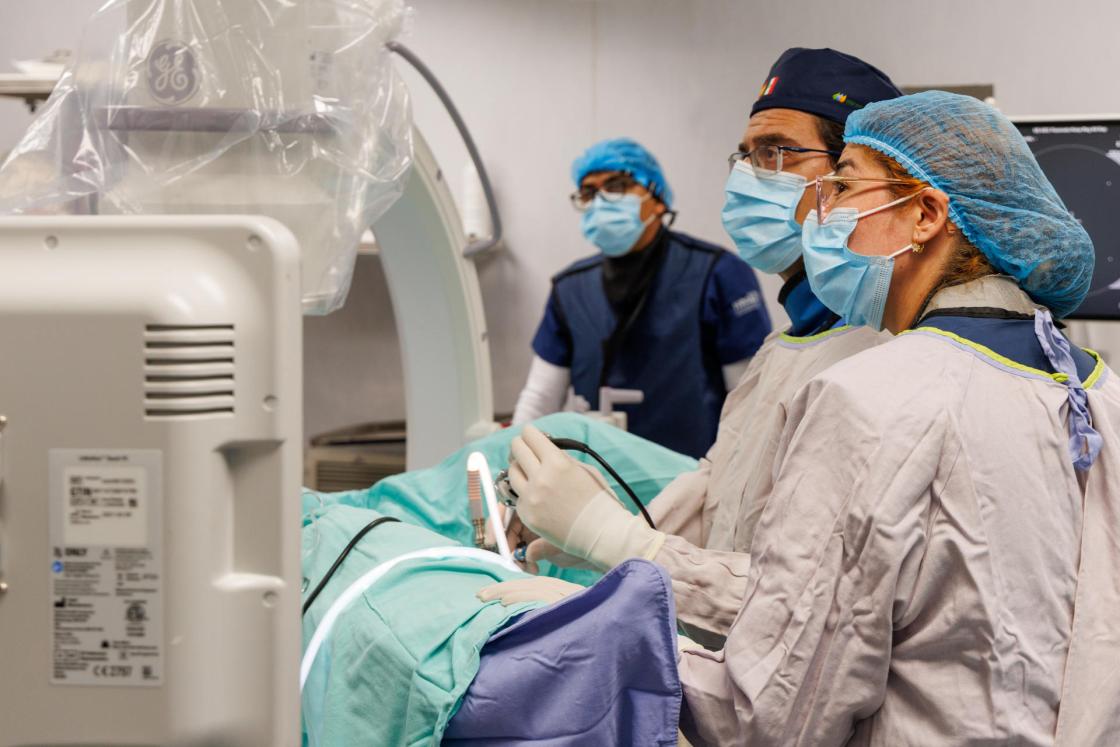 Fotografía cedida por Iberdrola México donde se observan a médicos españoles y mexicanos en una operación durante la quinta edición de las Brigadas Urológicas, en la ciudad de Oaxaca (México). EFE/ Iberdrola Mèxico SOLO USO EDITORIAL/SOLO DISPONIBLE PARA ILUSTRAR LA NOTICIA QUE ACOMPAÑA (CRÉDITO OBLIGATORIO) 