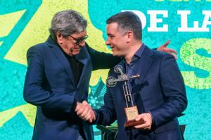 SEVILLA, 11/12/2024.- El actor Antonio Dechent (i) recoge de manos del vicepresidente de Prodetur, Rodrigo Rodríguez Hans (d), el premio a la trayectoria en la gala final del Certamen de Cortos de la Provincia de Sevilla', que convoca la Diputación a través de Prodetur, que se ha celebrado esta noche en Sevilla. EFE/ Raul Caro