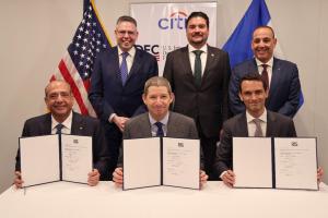 Fotografía cedida por Banco Ficohsa que muestra sentados de izquierda a derecha, al presidente de Ficohsa Camilo Atala, el CEO de DFC Scott Nathan y el CEO de Citi Honduras Alejandro Gomez. EFE/Banco Ficohsa /SOLO USO EDITORIAL NO VENTAS /SOLO DISPONIBLE PARA ILUSTRAR LA NOTICIA QUE ACOMPAÑA /CRÉDITO OBLIGATORIO