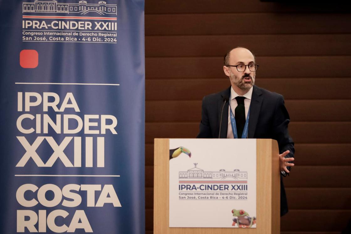 El especialista español en registro de la propiedad, Luis Javier Arrieta Sevilla habla durante el XXIII Congreso Internacional de Derecho Registral, en San José (Costa Rica). EFE/ Jeffrey Arguedas