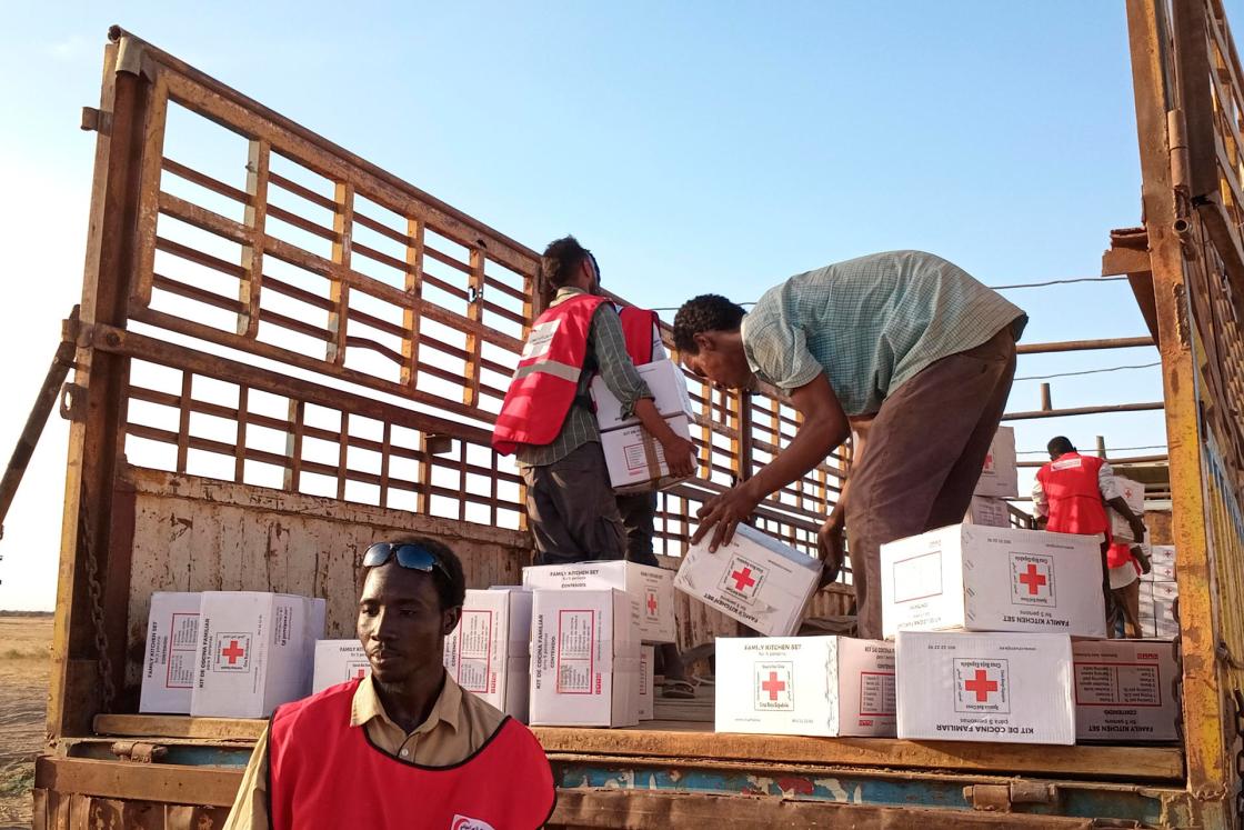 En la imagen, descarga de materiales en Port Sudan. EFE/ Cedida Cruz Roja SOLO USO EDITORIAL/SOLO DISPONIBLE PARA ILUSTRAR LA NOTICIA QUE ACOMPAÑA (CRÉDITO OBLIGATORIO)
