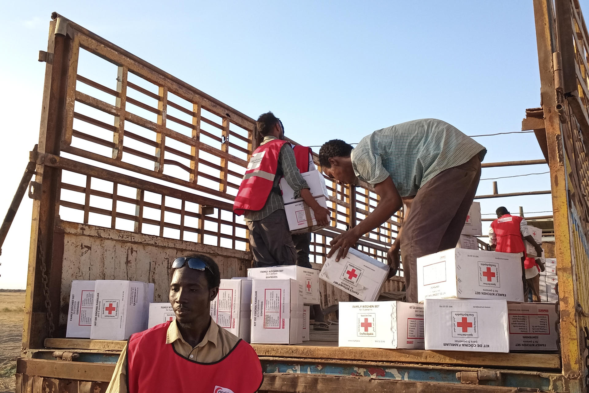 En la imagen, descarga de materiales en Port Sudan. EFE/ Cedida Cruz Roja SOLO USO EDITORIAL/SOLO DISPONIBLE PARA ILUSTRAR LA NOTICIA QUE ACOMPAÑA (CRÉDITO OBLIGATORIO)