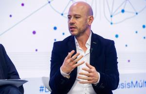 José Manuel García Domínguez, neurólogo de la Unidad de enfermedades Desmielinizantes del Hospital Gregorio Marañón, participa en el evento Diálogos EFE Salud "La Esclerosis Múltiple como objetivo común", en la sede de la Agencia Efe, en Madrid. EFE/David Fernández