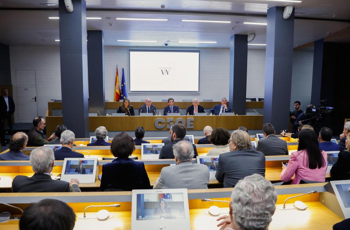MADRID, 15/01/2025.- El alcalde de Madrid, Jose Luís Martínez Almeida (c), y el alcalde de Valladolid, Jesús Julio Carnero (2i), durante la presentación de la oficina "Valladolid NOW" en la sede de la CEOE, en Madrid, este miércoles. EFE/David Fernández