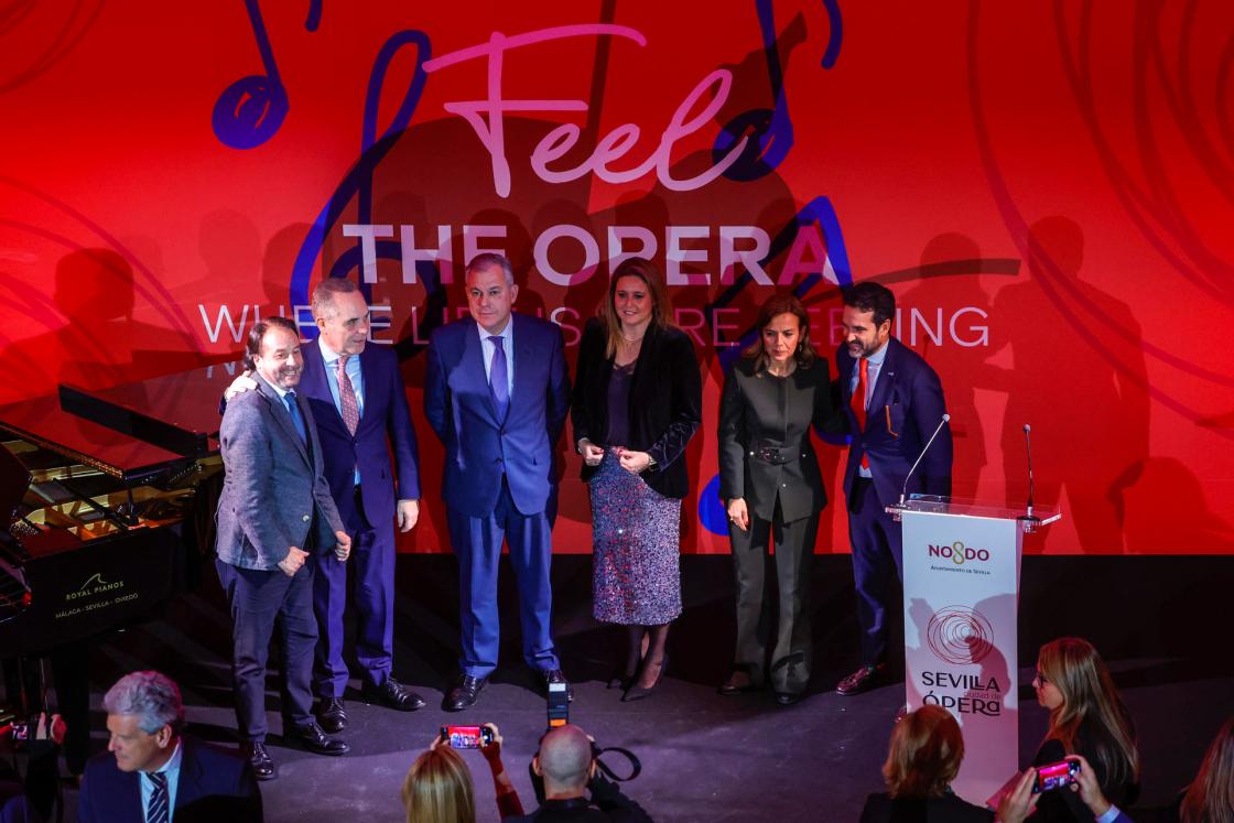 MADRID, 21/01/2025.- El alcalde de Sevilla, José Luis Sanz (3i), posa en una fotografía de familia durante la presentación del proyecto "Sevilla Ciudad de Ópera" este lunes, en Madrid. Este proyecto incluye la primera edición del Festival Sevilla Ciudad de Ópera, que tendrá lugar entre septiembre y octubre de 2025. Asimismo se conmemorará el 150 aniversario de la ópera 'Carmen' de Bizet y el 250 aniversario del nacimiento del músico sevillano Manuel García. EFE/ Zipi Aragon 