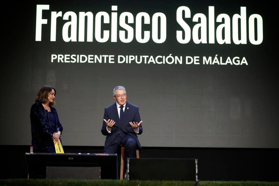 El presidente de la Diputación de Málaga, Francisco Salado (d), durante la presentación de la campaña de turismo de la Costa del Sol en Fitur, en la Plaza de Toros de las Ventas, en Madrid. EFE/David Fernández