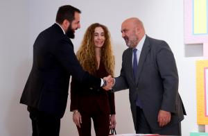 MADRID, 21/01/2025.- El alcalde de Palma de Mallorca, Jaime Martínez Llabrés (d), durante el acto de firma de una declaración de intenciones de colaboración con Blanca y Borja Thyssen-Bornemisza (i), para realizar exposiciones, este martes en el Museo Nacional Thyssen-Bornemisza, en Madrid. EFE/David Fernández