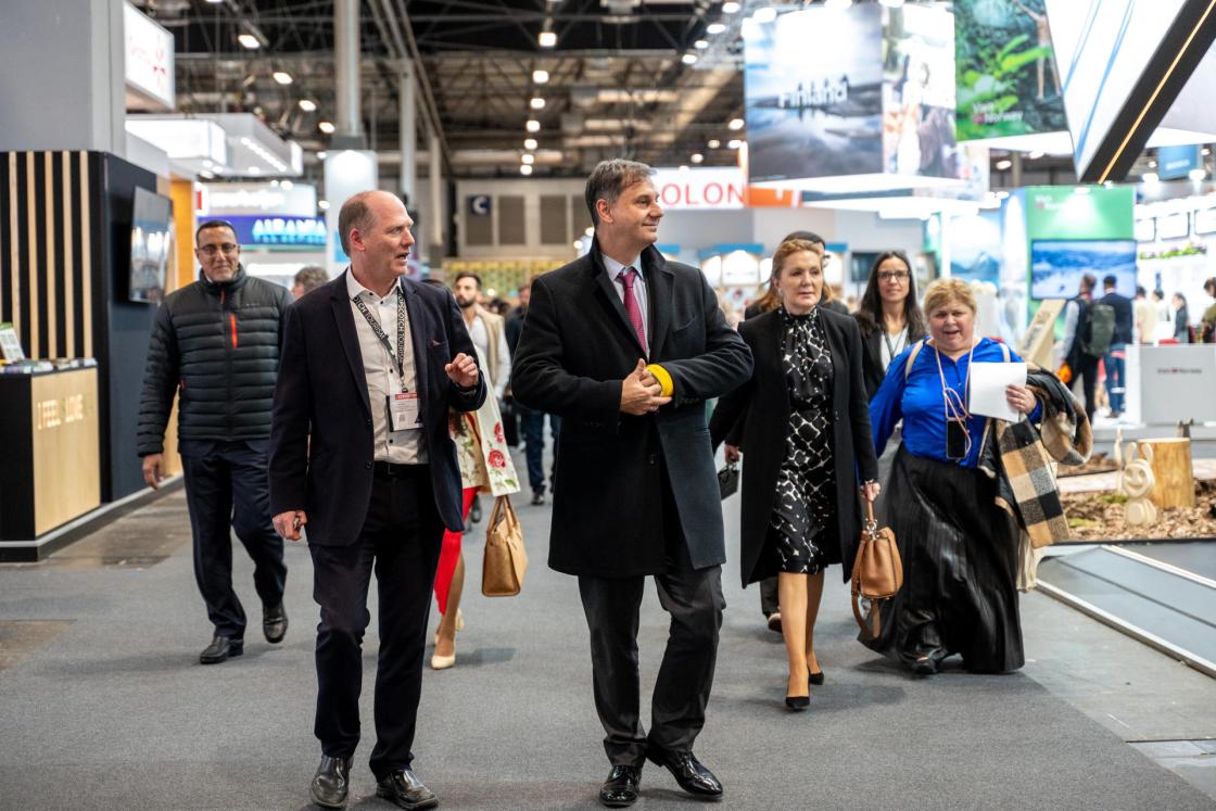 MADRID, 24/01/2025.- El exministro griego y candidato a secretario general de ONU Turismo, Harry Theoharis (d), en una entrevista con EFE en la Feria Internacional de Turismo Fitur, celebrada en Ifema Madrid, afirma que cree que es necesario "vigilar" el "fenómeno emergente" del turismo masivo y considera que la organización que aspira a liderar está en una "posición única" para evaluar estrategias y asesorar a los países miembros que se enfrentan a este problema. EFE/Fernando Villar