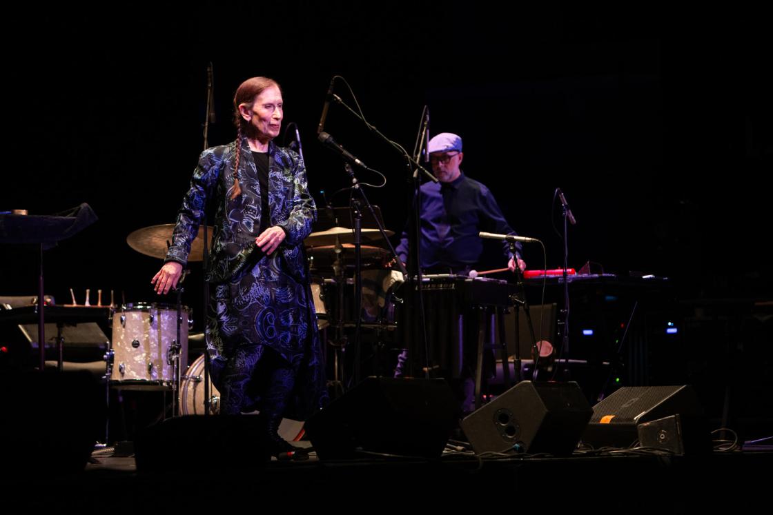 Lisboa, 15 ene (EFE).- La compositora neoyorquina Meredith Monk y el músico John Hollenbeck presentarán los días 7 y 8 de febrero en la Casa Serralves de la ciudad de Oporto el concierto Duet Behavior 2025. Ambos músicos y compositores, además de residir en Nueva York, son amigos y pondrán en escena tanto sus últimas creaciones musicales como su producción artística de cinco décadas de trayectoria. "Songs from the Hill" (1975-1976), "Light Songs" (1988), "Book of Days" (1988) o "Cellular Songs" (2017) serán algunas de las obras que se podrán escuchar en este concierto íntimo que ofrece el Museo Serralves, que colabora con EFE en la difusión de este contenido. Meredith Monk es una artista de reconocido prestigio internacional que destaca por su plasticidad y técnica vocal ligada a numerosas disciplinas como la ópera, el teatro o el cine. En 2015, Barack Obama le otorgó el galardón del Premio Nacional de las Artes de EE.UU. Por su parte, Hollenbeck es un percusionista, compositor y fundador del grupo de jazz Claudia Quintet y en varias ocasiones ha sido nominado en los Grammy. EFE/ Greg Nesbit Photography ***SOLO USO EDITORIAL/SOLO DISPONIBLE PARA ILUSTRAR LA NOTICIA QUE ACOMPAÑA (CRÉDITO OBLIGATORIO)***