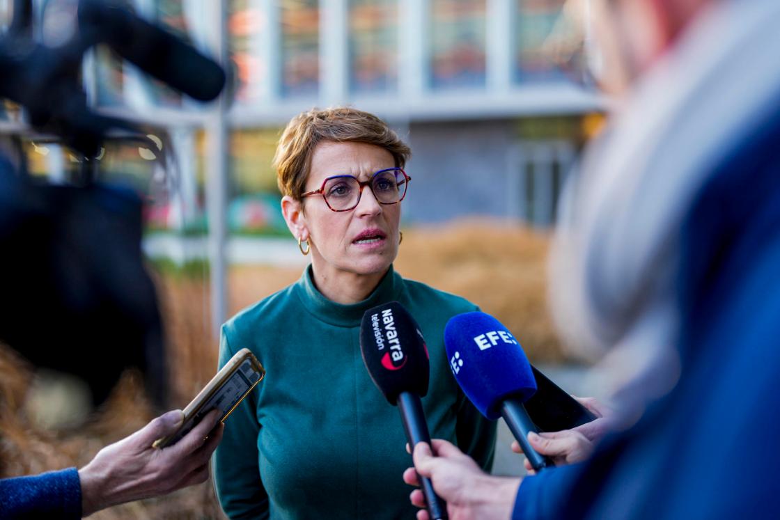 MADRID, 15/01/2025.- La presidenta de Navarra, María Chivite, atiende a los medios al término de la reunión mantenida este miércoles en Madrid con el ministro para la Transformación Digital y de la Función Pública, Óscar López, para estudiar la viabilidad de nuevos proyectos desarrollo empresarial en Navarra. EFE/ Borja Sánchez-Trillo 