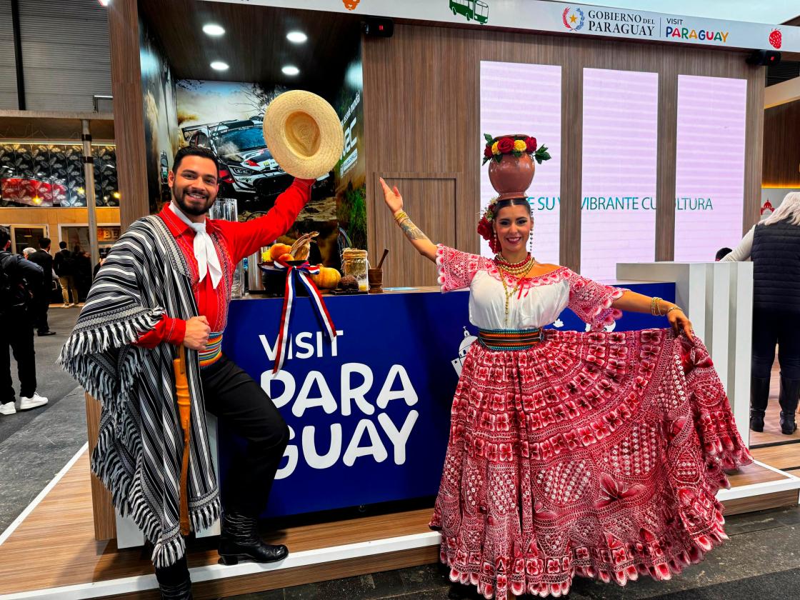 Fotografía cedida por la Secretaría Nacional de Turismo de Paraguay (Senatur) de una pareja con trajes típicos paraguayos en el estand de Paraguay durante la Feria Internacional de Turismo (Fitur) 2025 en Madrid (España). EFE/ Senatur /SOLO USO EDITORIAL/ SOLO DISPONIBLE PARA ILUSTRAR LA NOTICIA QUE ACOMPAÑA (CRÉDITO OBLIGATORIO)