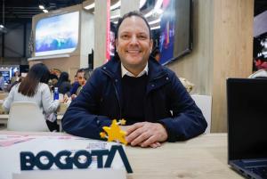 MADRID, 25/01/2025.- Andrés Santamaría, director del Instituto de Turismo de Bogotá, es visto durante una entrevista con la Agencia Efe en el Stand de Colombia durante la tercera jornada de la Feria Internacional de Turismo, Fitur, en Madrid. EFE/David Fernández