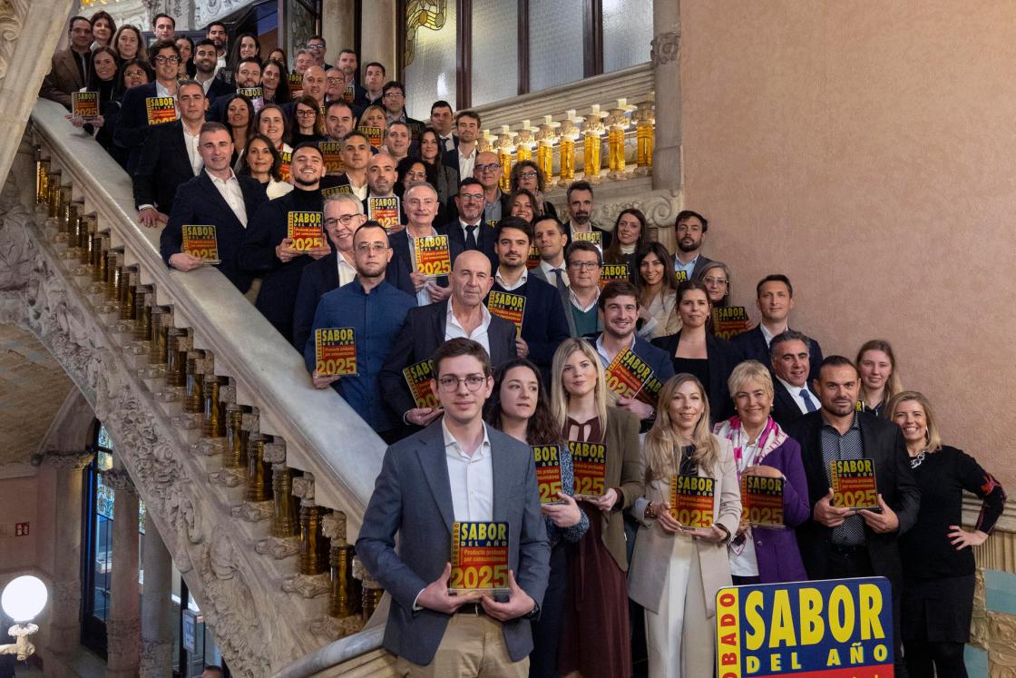 GRAFCAT2893. BARCELONA, 22/01/2025.- Foto de familia de los premiados en los premios Sabor del Año 2025 que han distinguido este miércoles en Barcelona a más de cien productos alimentarios de venta al por menor y restauración por su calidad, sabor y contribución a la cultura gastronómica, un sello que ha llegado a doblar las ventas de productos premiados en 2024. EFE/Marta Pérez