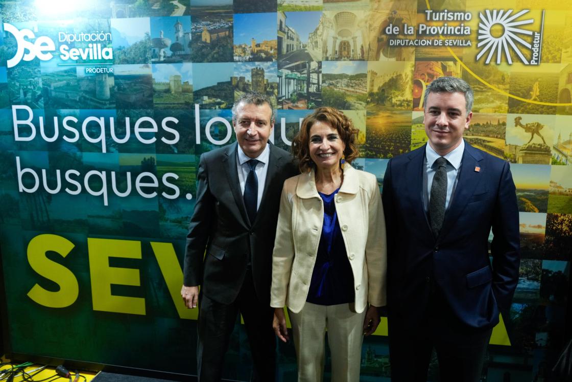 MADRID, 23/01/2025.- La vicepresidenta primera del Gobierno, María Jesús Montero y Francisco Javier Fernández de los Ríos (i), presidente de la Diputación de Sevilla (i), durante su visita al pabellón de Andalucía en la segunda jornada de la Feria Internacional de Turismo, Fitur, este jueves en Madrid. EFE/ Borja Sánchez-Trillo