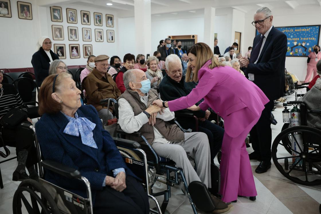 La presidenta del Gobierno de Cantabria, María José Sáenz de Buruaga, saluda a pacientes durante una visita al Hospital Español en Ciudad de México (México). EFE/José Méndez