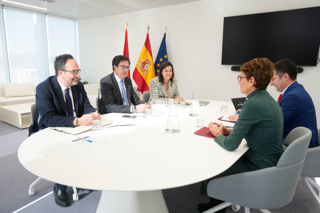 MADRID, 15/01/2025.- La Presidenta de Navarra, María Chivite (2d), se reúne con el ministro para la Transformación Digital y de la Función Pública, Óscar López (2i), para estudiar la viabilidad de nuevos proyectos desarrollo empresarial en Navarra. EFE/ Borja Sánchez-trillo
