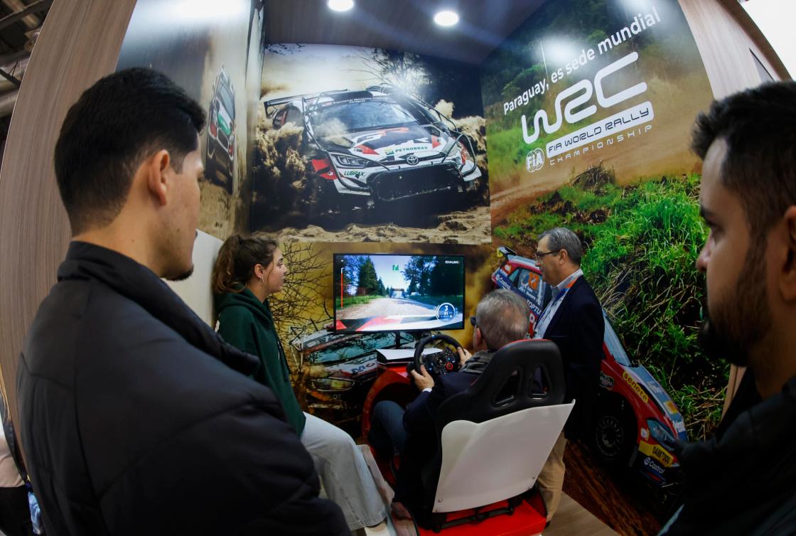 MADRID, 24/01/2025.- Paraguay presenta el Mundial de Rally 2025, que se celebrará, por primera vez en este país, entre el 28 y el 31 de agosto, como una vidriera para atraer al turismo internacional, anunció hoy Deisy Varela, directora de Prestaciones Turísticas de la Secretaría Nacional de Turismo paraguaya, SENATUR. En una entrevista ofrecida a EFE en el estand de Paraguay en Fitur, Varela afirmó que el rally va a marcar un antes y un después para este país, ya que lo posiciona bien para atraer mucho turismo, y especialmente beneficiará a la zona donde hay todo un sector que se va a desarrollar con este motivo en el departamento de Itapúa. EFE/David Fernández