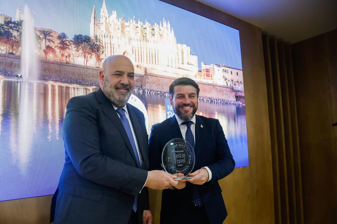 MADRID, 22/01/2025- El alcalde de Palma de Mallorca, Jaime Martínez (i) durante una entrega de premios de la guía "Lonely Planet" a la ciudad insular este miércoles durante la jornada inaugural de Fitur 2025 en el recinto de Ifema, en Madrid. EFE/David Fernández