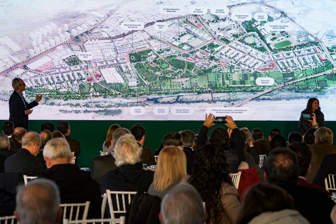 SEVILLA. 31/01/2025. - La gerente de Sevilla Activa, Pilar Pérez, y el arquitecto de Eddea, José María de Cárdenas, durante la presentación de Barrio de Quarto, este viernes. "Barrio de Quarto" es el nombre del proyecto urbanístico liderado por la Diputación de Sevilla que prevé la construcción de 5.500 viviendas, la mitad de ellas de VPO, en las 164 hectáreas de su propiedad que rodean el antiguo Cortijo de Cuarto, en el sur de la ciudad de Sevilla, entre el barrio de Bellavista y el canal del río Guadaira. EFE/ Raúl Caro